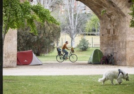 Personas sin hogar que duermen en el cauce del Turia.