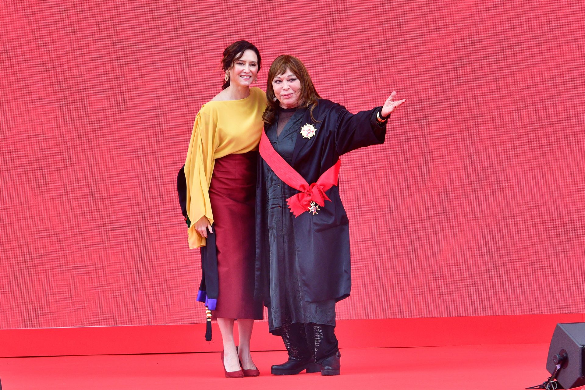 El look de Ayuso para celebrar el Dos de Mayo inspirado en la bandera de España