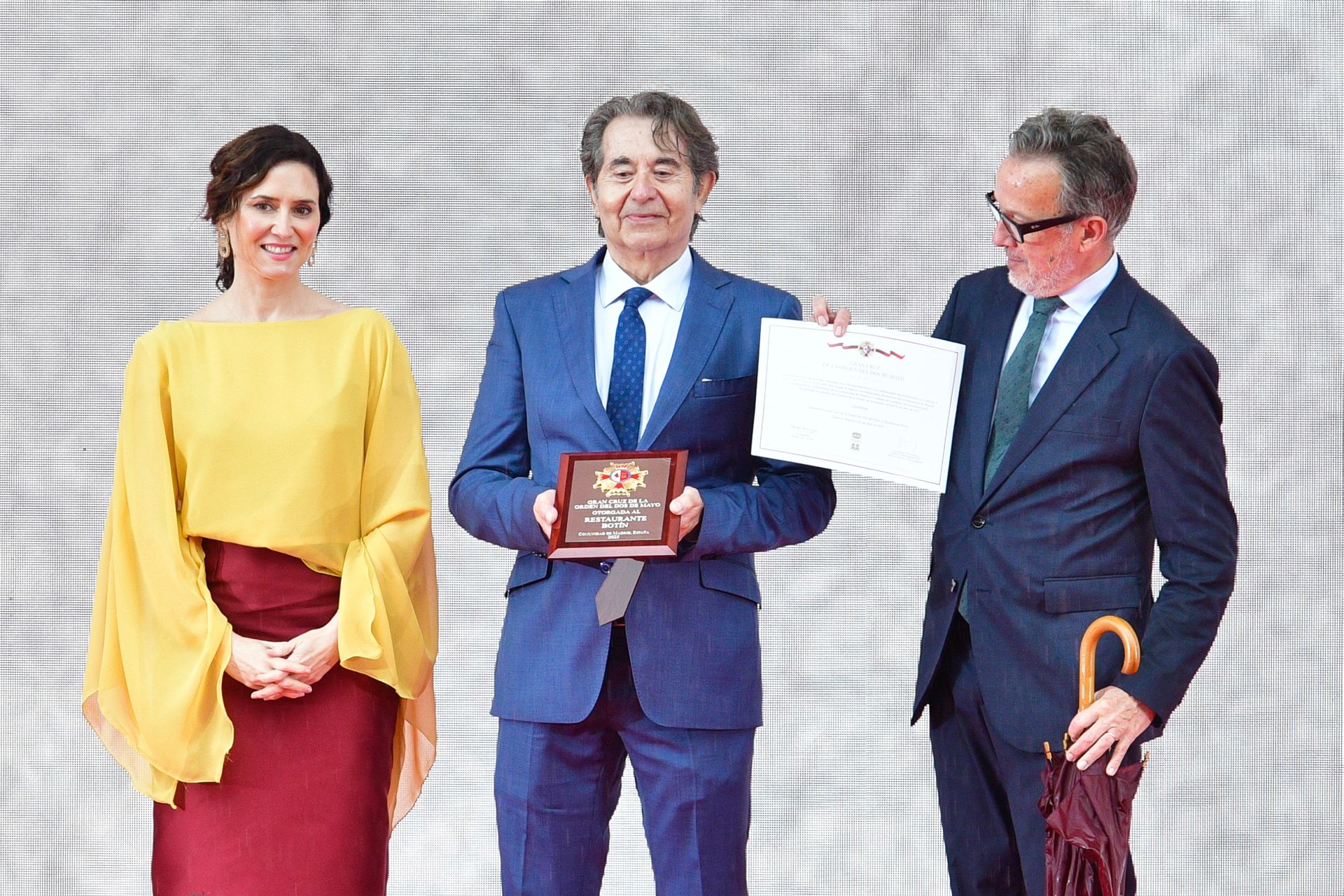 El look de Ayuso para celebrar el Dos de Mayo inspirado en la bandera de España