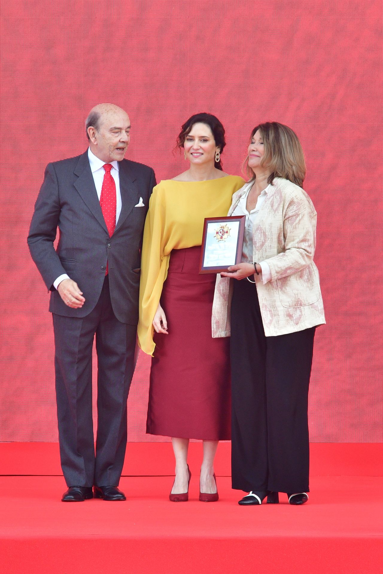 El look de Ayuso para celebrar el Dos de Mayo inspirado en la bandera de España