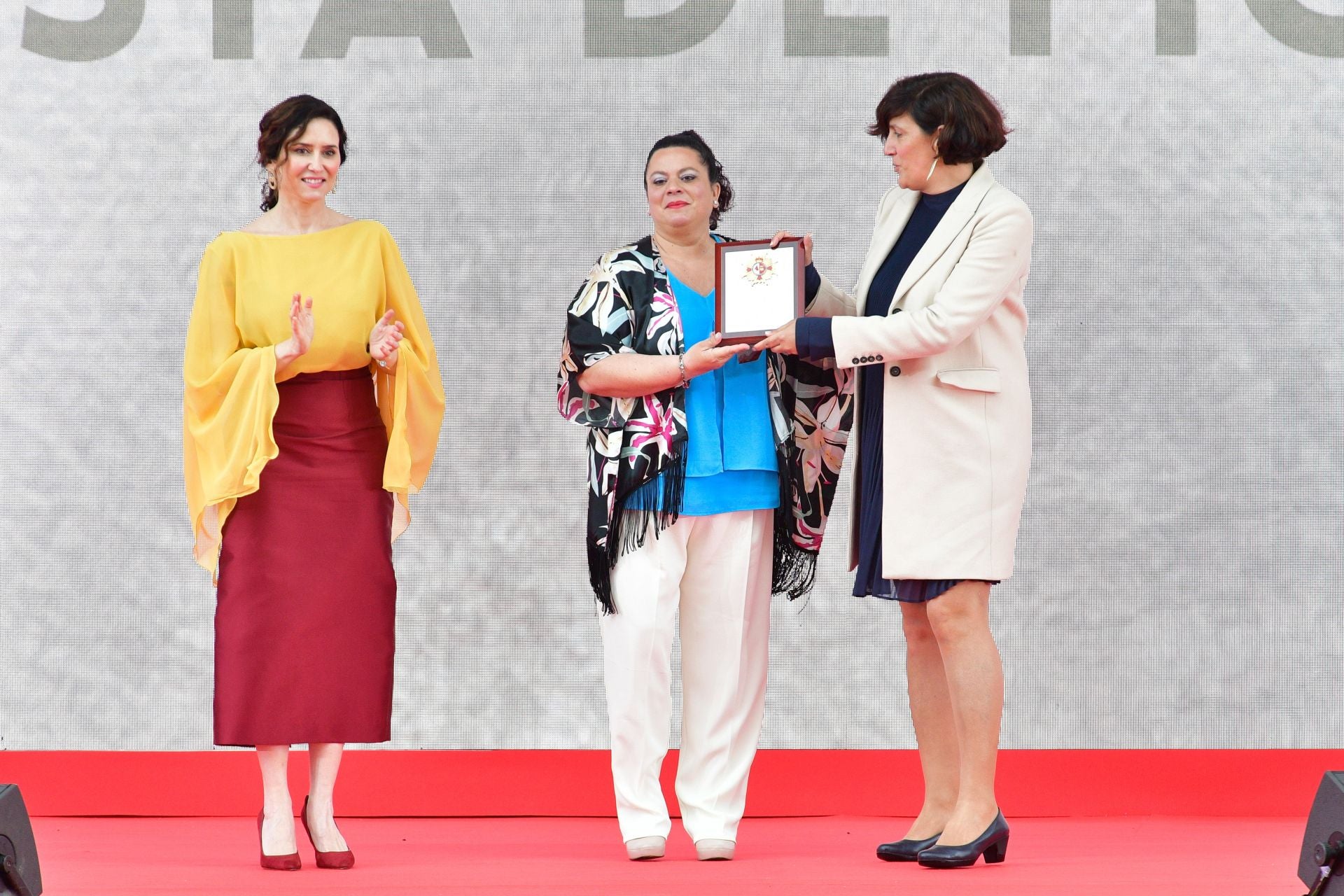 El look de Ayuso para celebrar el Dos de Mayo inspirado en la bandera de España