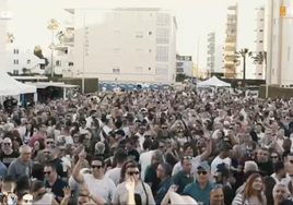 La Playa de Xeraco se llena de gente para bailar.