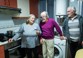 Tres de las personas que comparten piso en Valencia con Hogares Compartidos.