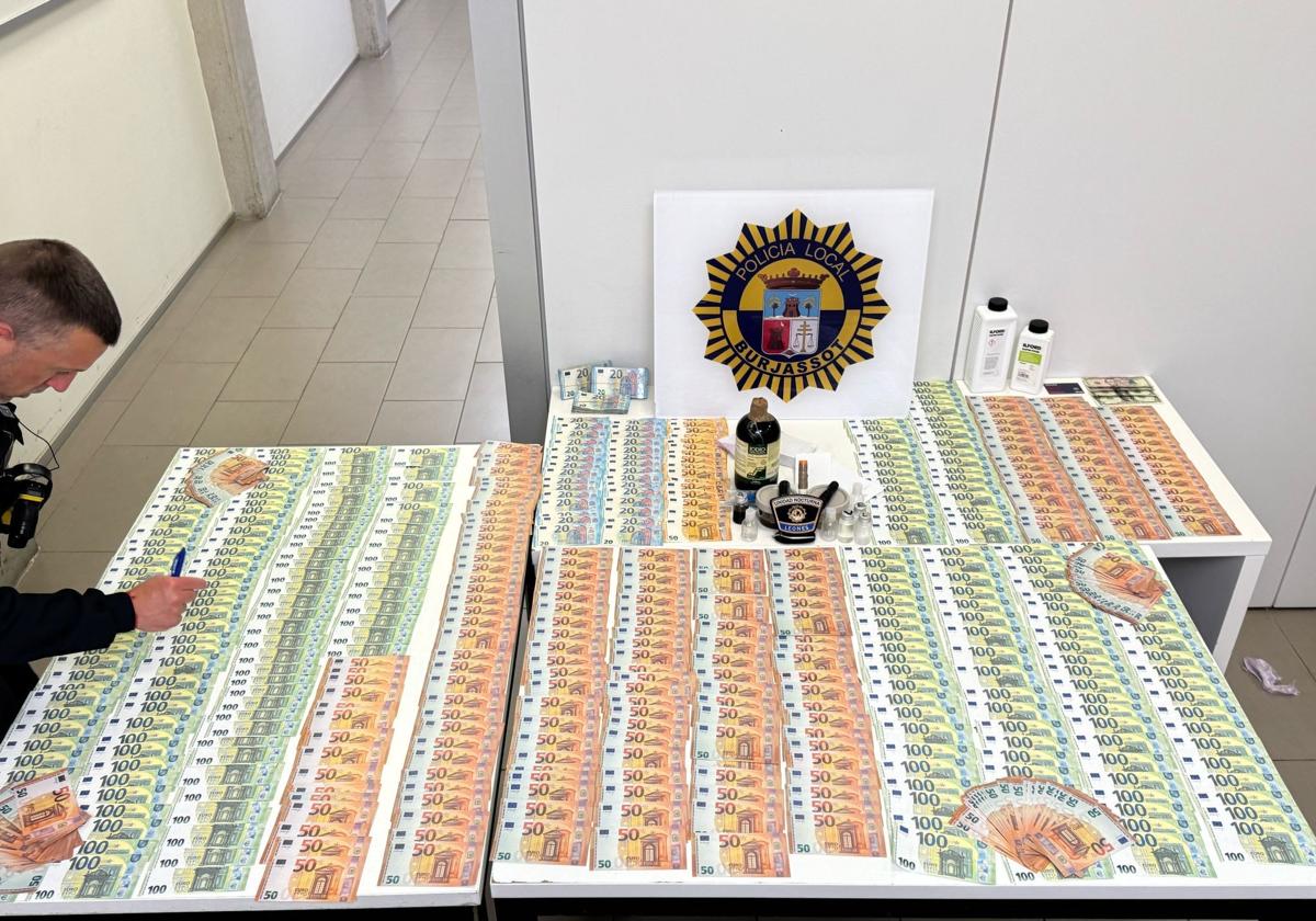 Moneda falsa interceptada en el registro.