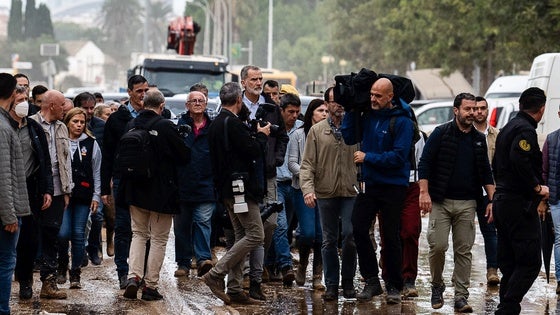 Comitiva de autoridades durante su visita a Paiporta tras la dana.