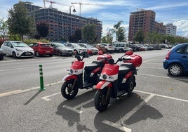 Motos de alquiler aparcadas en Quart de Poblet