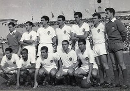 Alineación del Valencia que venció por primera vez a la UD Las Palmas en partido de Liga en el estadio Insular. El marcador del encuentro que correspondía a la temporada 58-59 fue de 2-4. De pie: Goyo, Mestre, Quincoces II, Sócrates, Sendra, Piquer y Pesudo. Agachados: Fuertes, Walter, Machado, Tercero y Seguí.