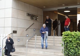Varias personas, saliendo de la puerta del Tanatorio donde reposan los restos de Manolo.