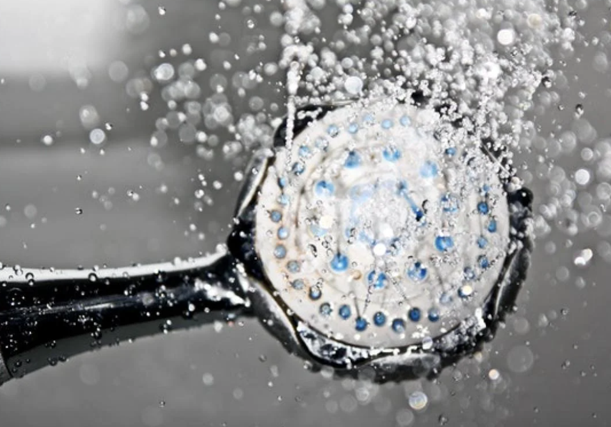 La ducha cápsula, la nueva tendencia de 2025 para decir adiós al plato a ras de suelo en baños modernos