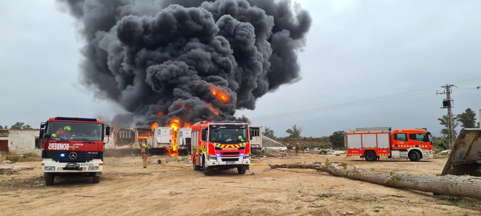 Declarado un incendio en una antigua granja de cerdos en l'Alcúdia