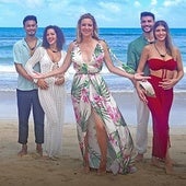 La presentadora Sandra Barneda junto a algunas parejas concursantes de 'La isla de las Tentaciones'.