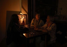 Clientes en un restaurante de Valencia durante el apagón del pasado lunes.