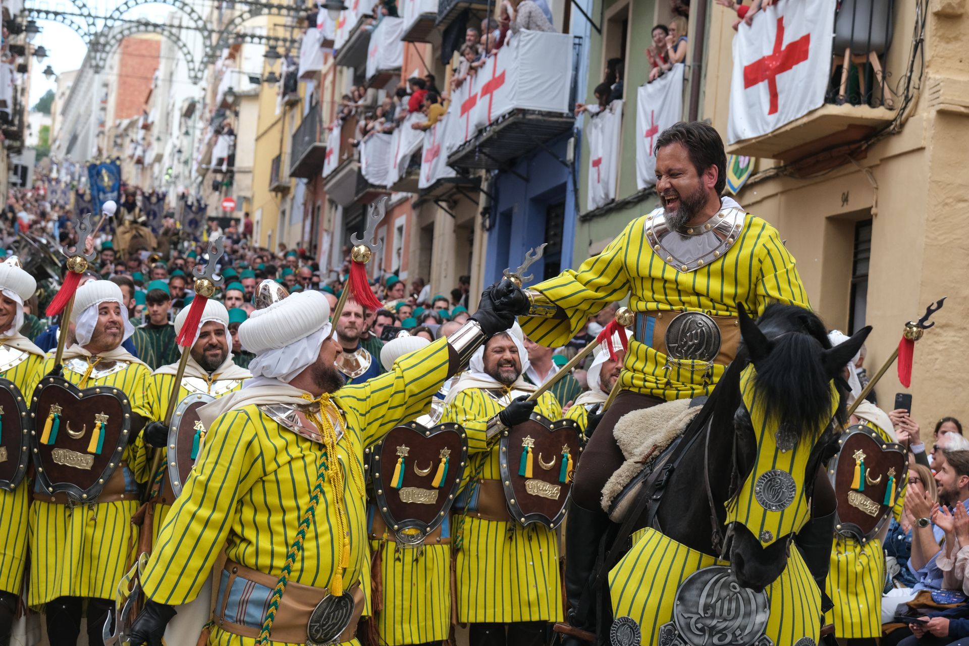 FOTOS | La fiesta de Moros y Cristianos llena el centro de Alcoy