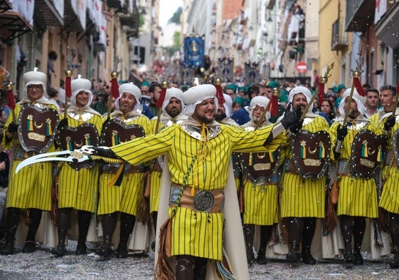 FOTOS | La fiesta de Moros y Cristianos llena el centro de Alcoy