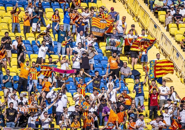 La afición del Valencia volvió a arropar a su equipo lejos de casa, esta vez, en Las Palmas.