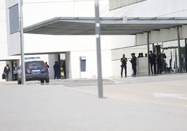 Policía en el Hospital La Fe este sábado.