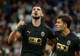 Rafa Mir y Hugo Duro durante un partido de liga.
