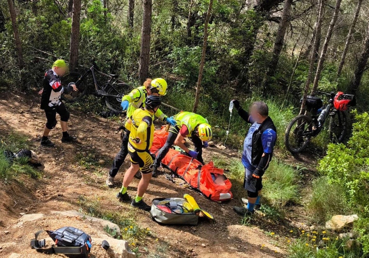 Tres rescatados en helicóptero por accidentes de montaña en Valencia