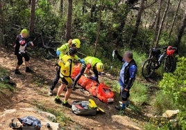 Los bomberos auxilian a la víctima del accidente de bicicleta en Benigànim.