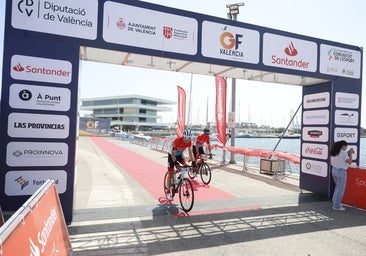 Dos de los participantes alcanzan la meta en la Marina de Valencia.