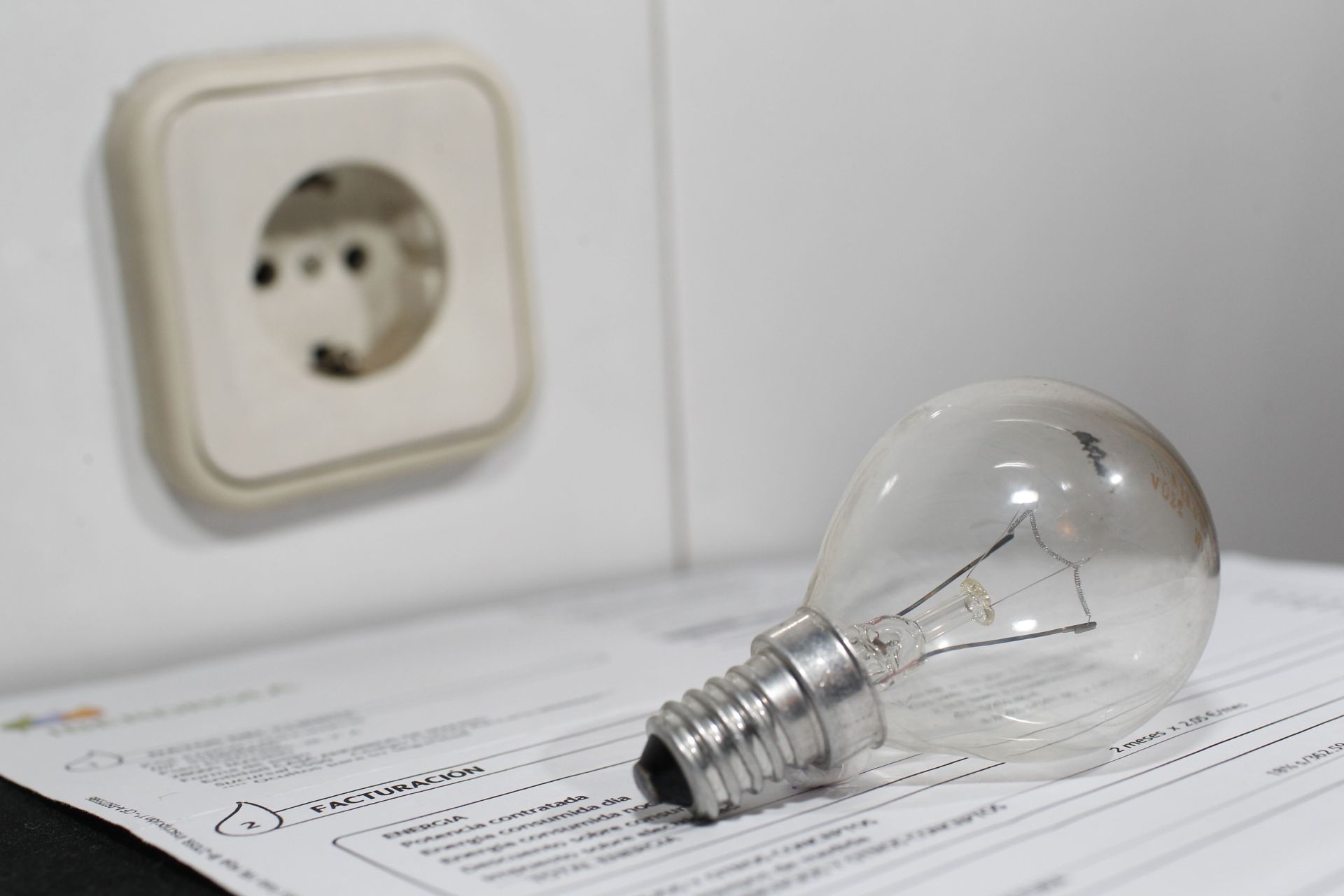 El precio de la luz se desploma este domingo con la nueva tarifa: las horas prohibitivas para enchufar los electrodomésticos