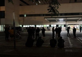 Imágenes de la puerta de urgencias del Hospital La Fe esta madrugada.
