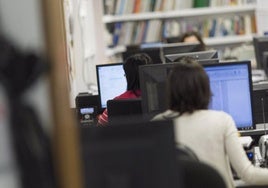 Trabajadores de una oficina en una imagen de archivo.