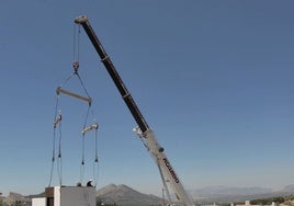 Trabajos de colocación de una vivienda modular.