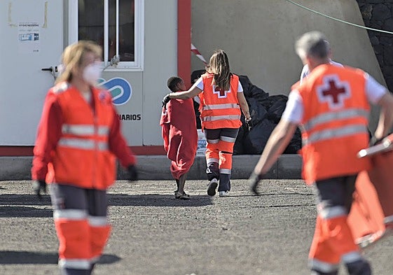 Cruz Roja atiende a menores inmigrantes en Canarias.