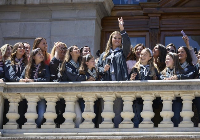 Las falleras mayores y sus cortes, con sus madres en segunda fila, este domingo en el balcón del Ayuntamiento.