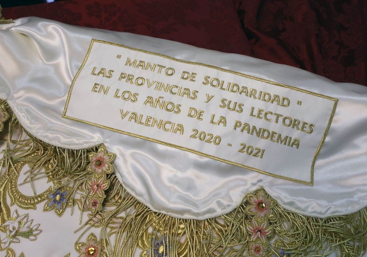 Imagen principal - Detalle de la cartela interior del manto de solidaridad; detalles del manto de la riada regalado por las ciudades de Murcia y Zaragoza.