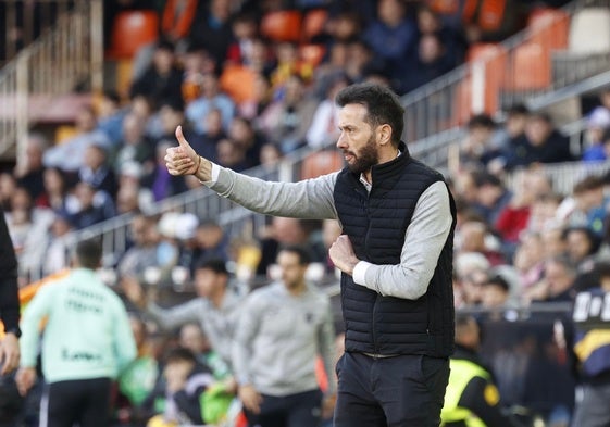 Carlos Corberán, durante un partido de LaLiga en Mestalla esta temporada.