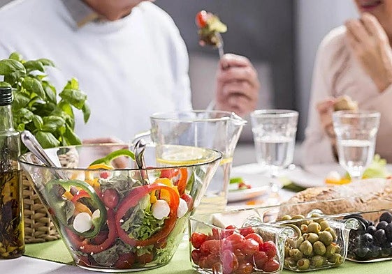 Picar entre horas complica los resultados de una dieta para adelgazar.