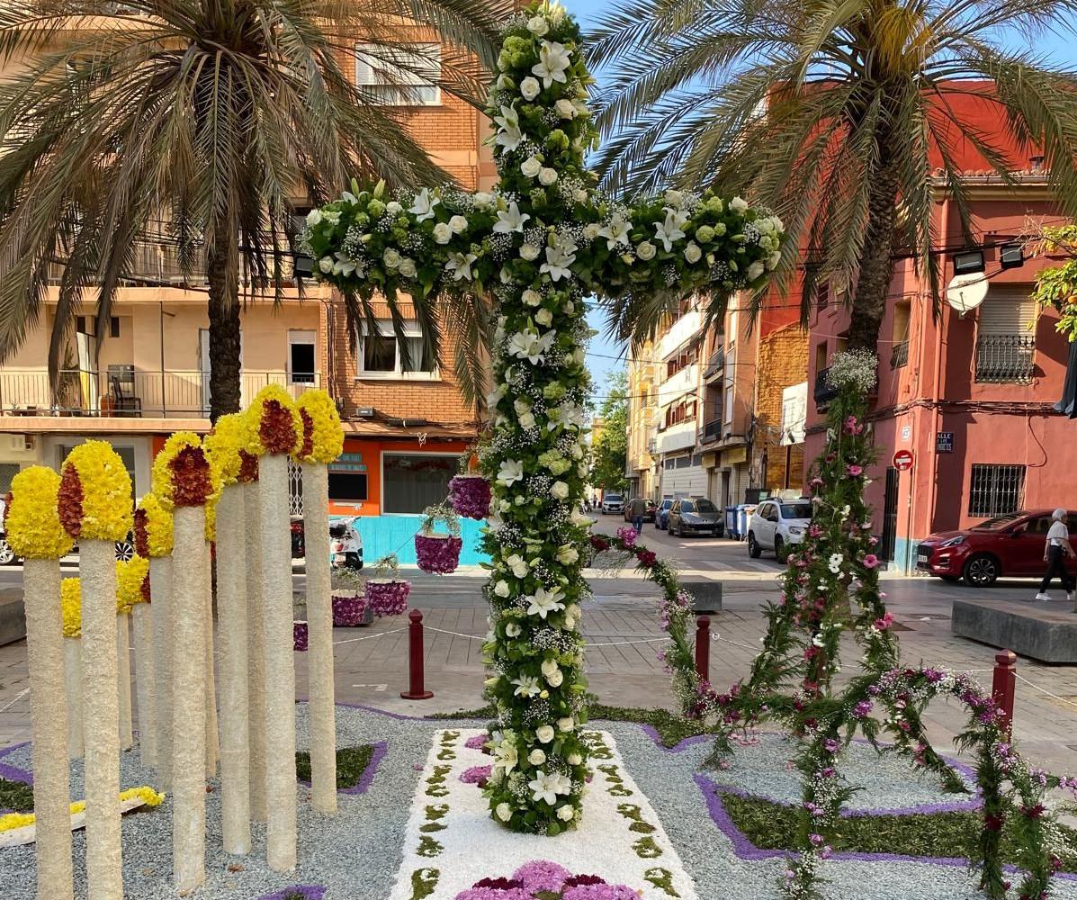 La Falla Plaça de la Creu i els Àngels gana el Concurso de las Cruces de Mayo 2025