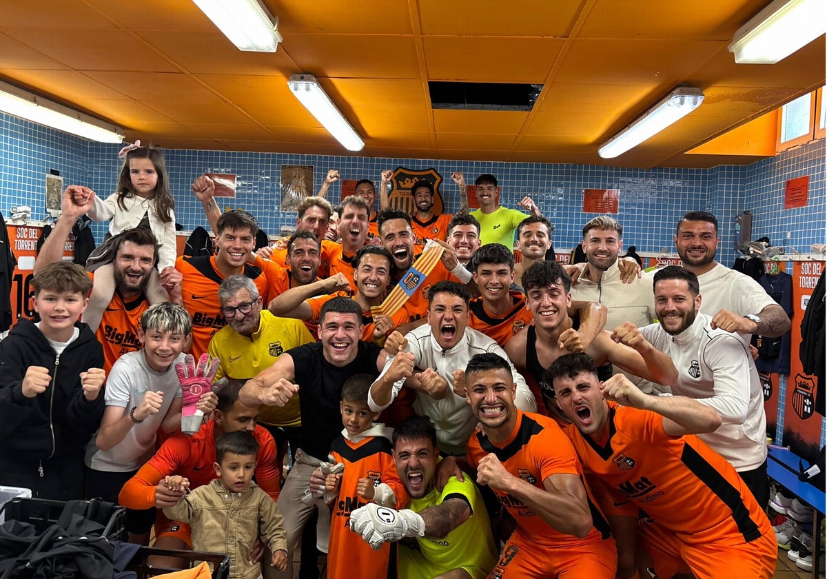 El equipo del Torrent CF celebra una victoria.