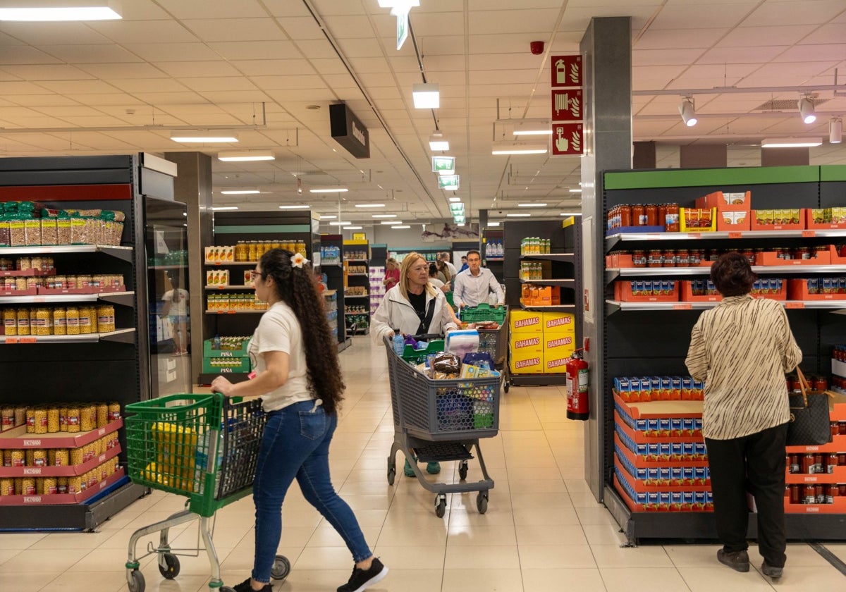 La retirada de productos frescos y congelados por el apagón deja pérdidas de 53 millones en los supermercados