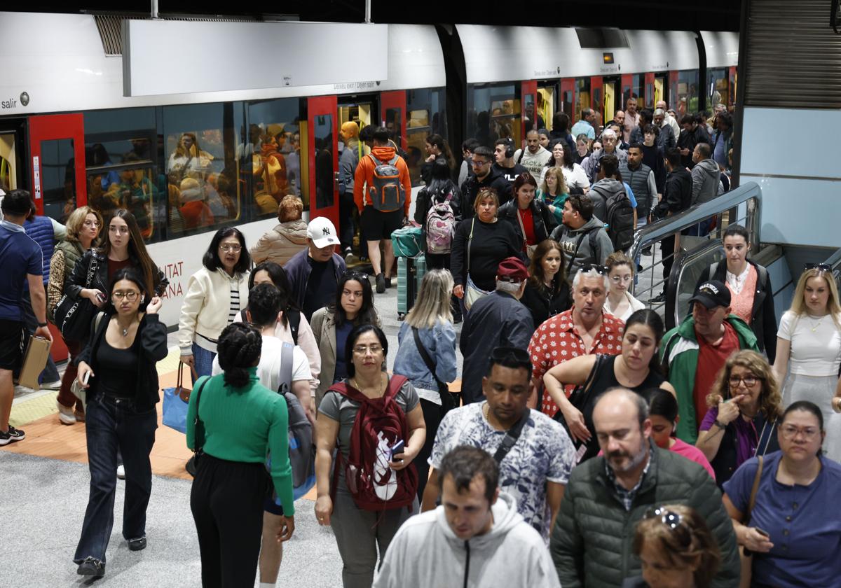 El Consell reparte más de 200.000 tarjetas de transporte gratuito a los afectados por la dana