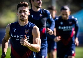 Iván Romero, en una sesión de entrenamiento con el Levante.
