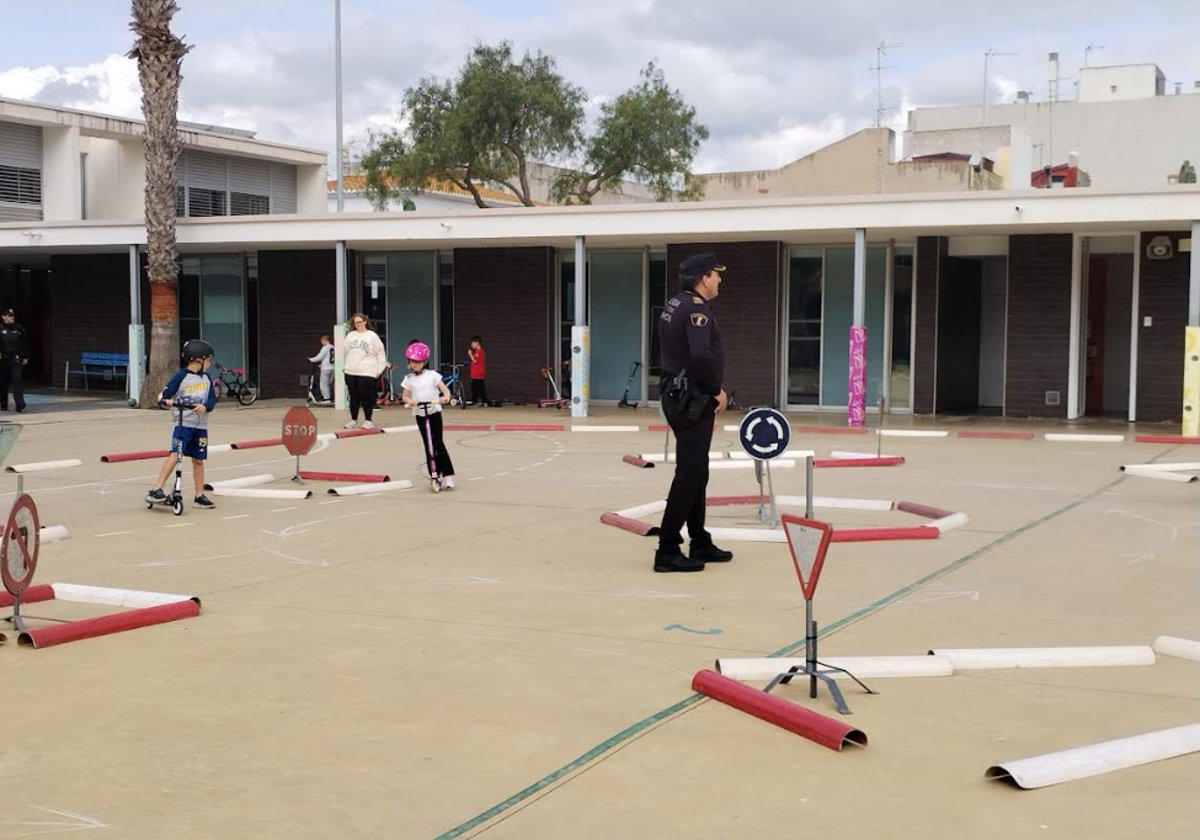 Moncofa forma a los escolares en seguridad vial con la colaboración de la Policía Local y la DGT