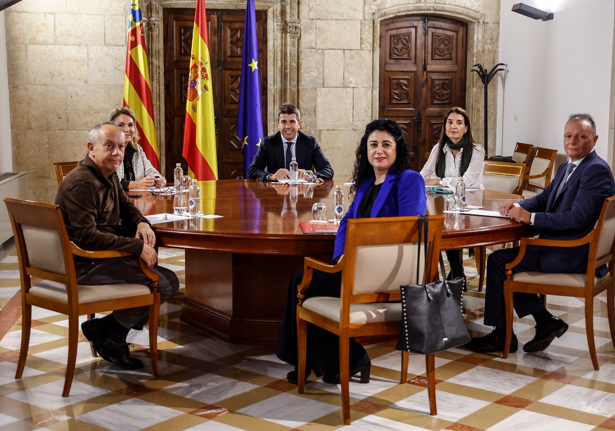 Mazón, Camarero y Merino, con el presidente de la patronal y los líderes de UGT y CCOO en octubre de 2024.