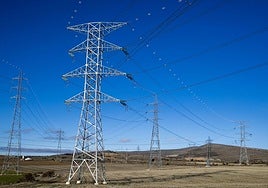 Dos torres de alta tensión en una imagen de archivo.