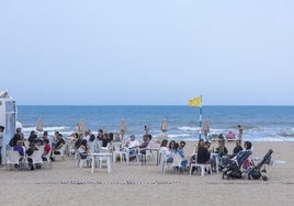 Visitantes en un chiringuito de Gandia.