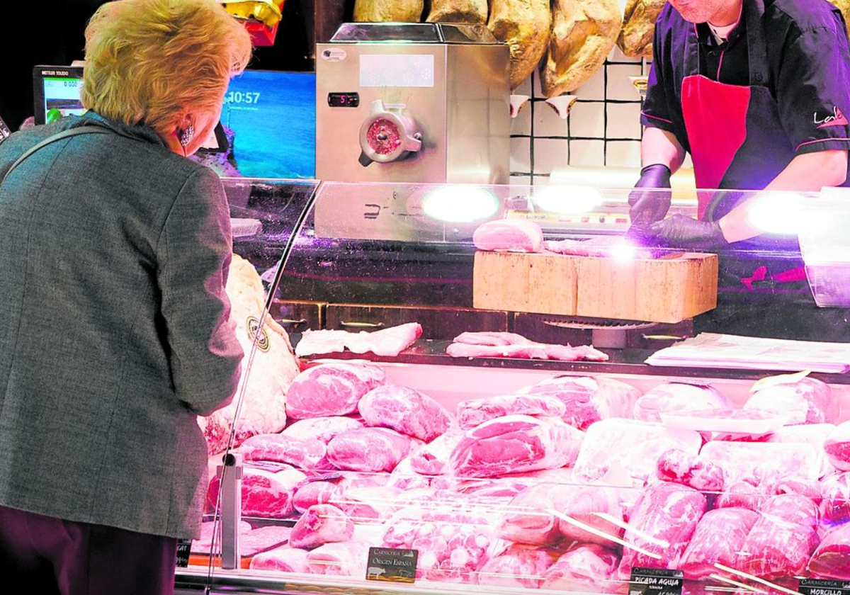 Un juzgado niega la incapacidad permanente a la carnicera de un supermercado con limitación en una mano porque puede despachar en otro puesto