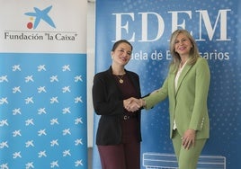 Hortensia Roig y Olga García, tras firmar el acuerdo.