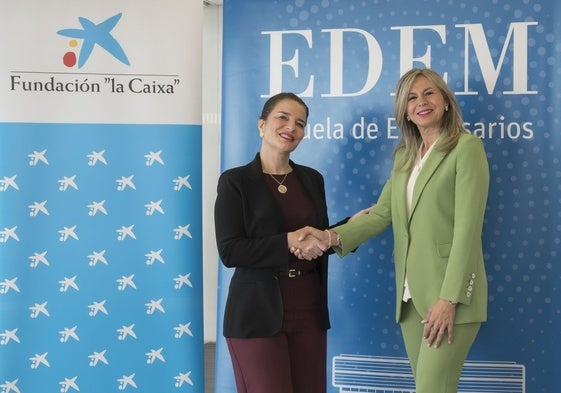Hortensia Roig y Olga García, tras firmar el acuerdo.