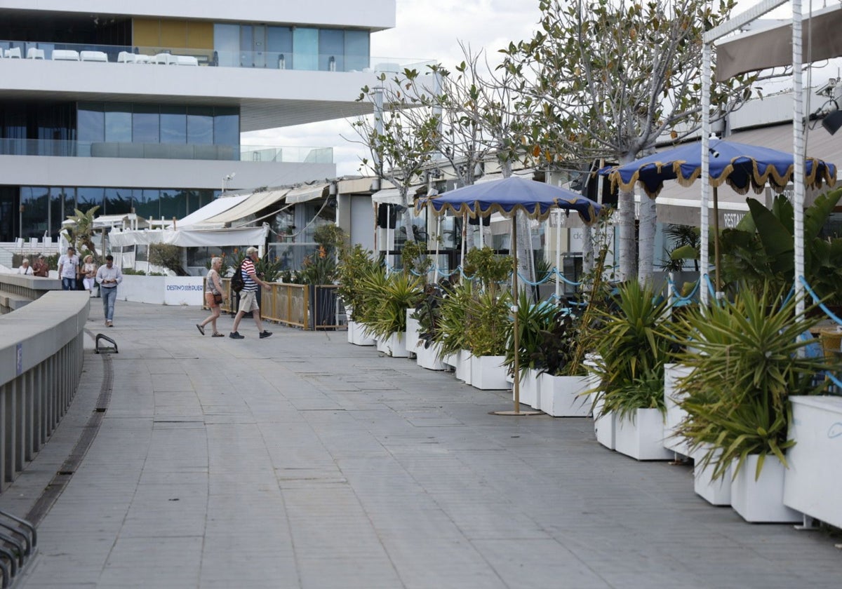 Los restaurantes de la Marina abren pese al cese de actividad dictado por el Ayuntamiento de Valencia