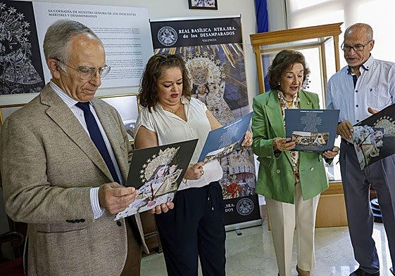 Manuel López, Lorena Díaz, María Dolores Alfonso y José Luis Albiach reciben la lámina de este año.