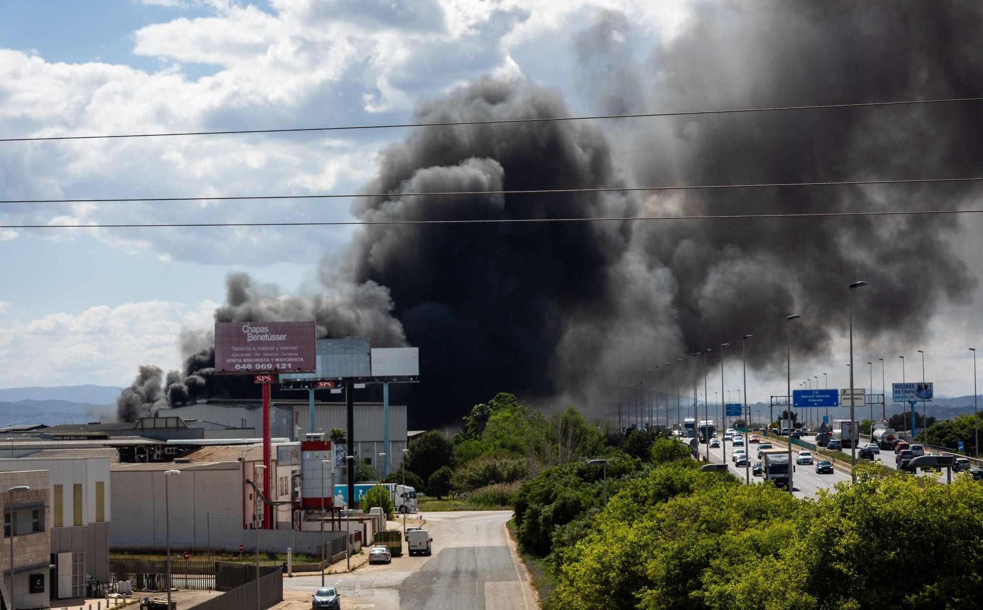FOTOS | Incendio de una empresa de residuos en Silla