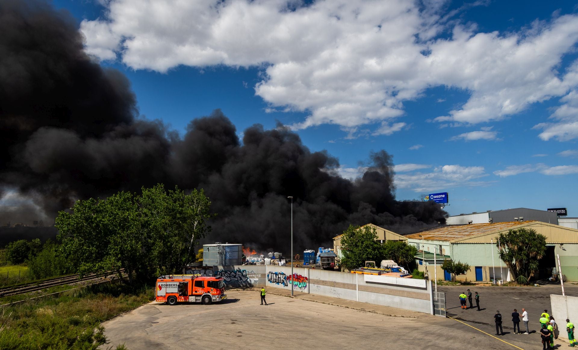 FOTOS | Incendio de una empresa de residuos en Silla