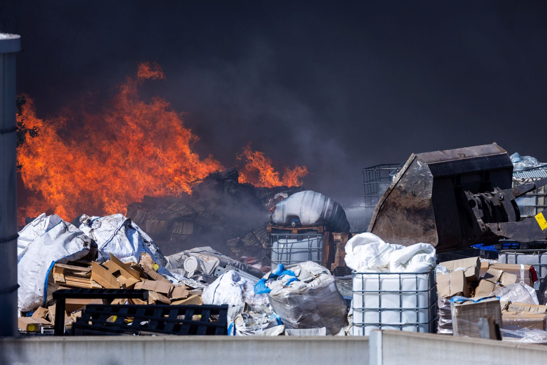 FOTOS | Incendio de una empresa de residuos en Silla